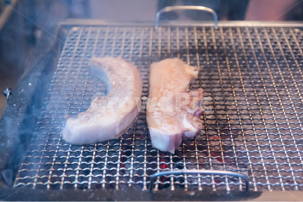 삼겹살,석쇠,초벌,숯불,돼지고기,고기,육류,음식점,초벌구이,숯불구이,연기,석쇠구이,구이,요리,회식,음식,한국음식,외식,불판,음식,식재료,요리,food,cook,meal,dishes,food reserves,육류,고기,meat
