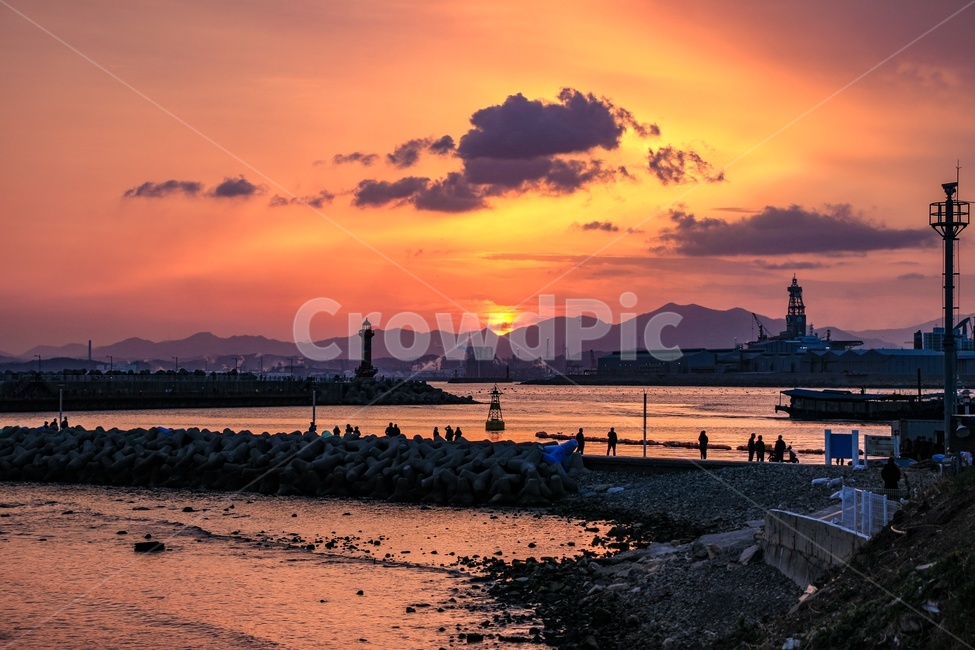 바다,노을,sunset,하늘,붉은빛,자연,등대,풍경,자연,풍경,nature,landscape,한국자연풍경,한국자연경관,korea nature landscape,인물실루엣,사람실루엣,character silhouette,human silhouette,human,인간,person,사람,outdoors,옥외,일몰,dawn,새벽,red sky,붉은 하늘,sky,dusk,황혼