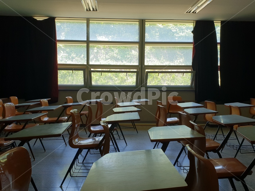 대학교,강의실,창문,교실,허전함,책상,의자,공허함,빈교실,커튼