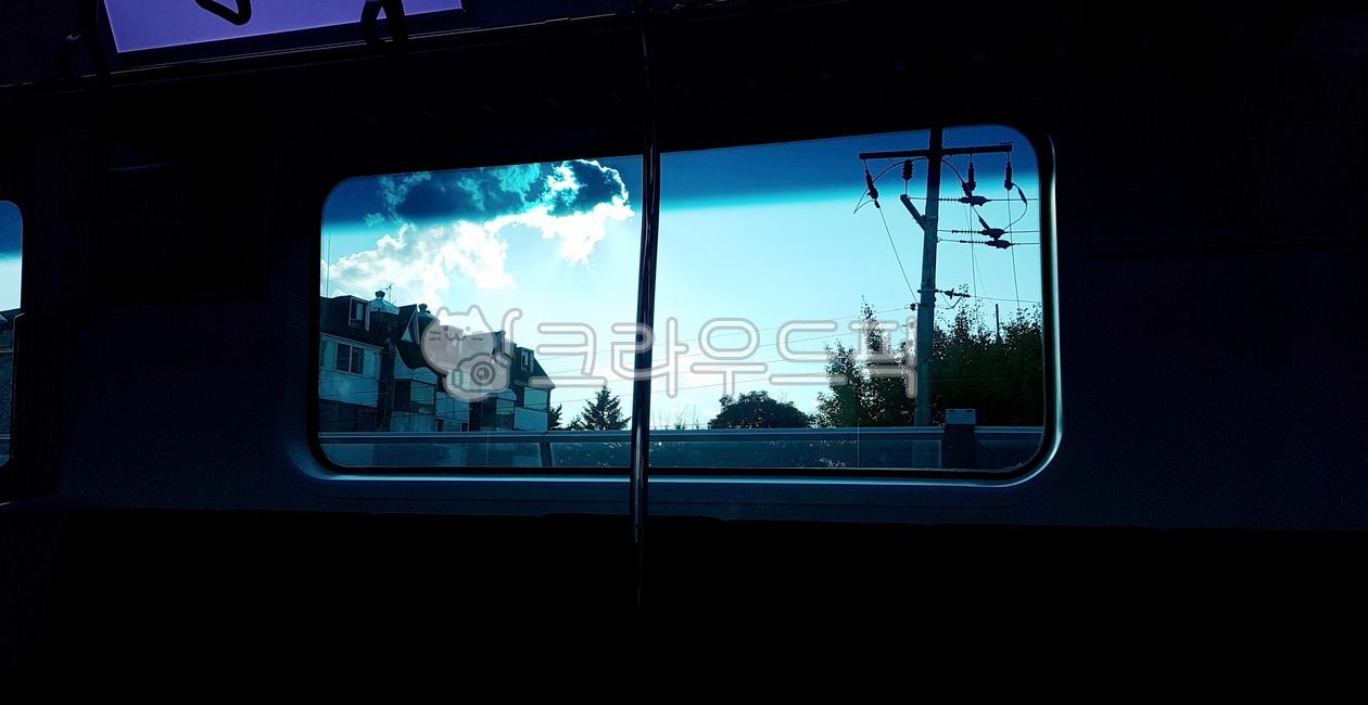 지하철,지하철밖풍경,창문,전철,창문밖풍경,차창,구름,주택,전봇대