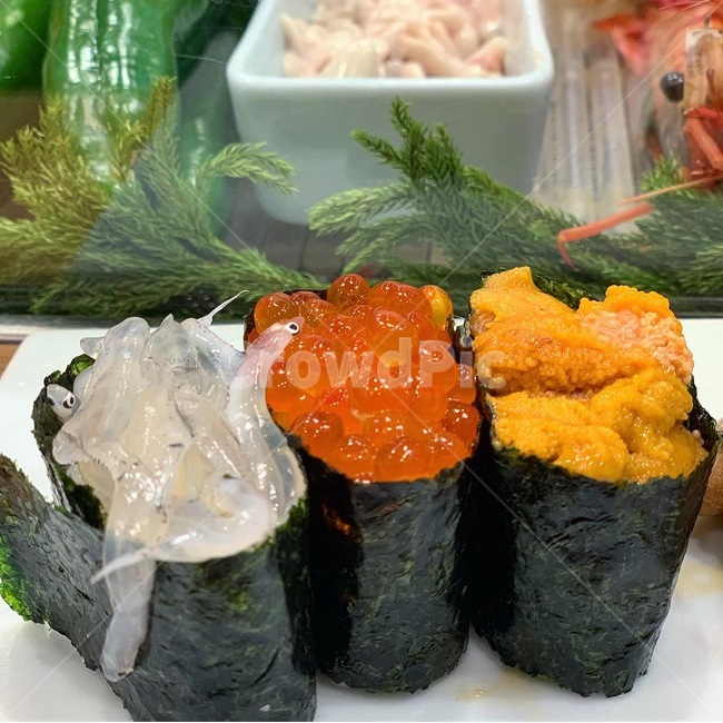 초밥,연어알,성게알,우니,멸치,군함,스시