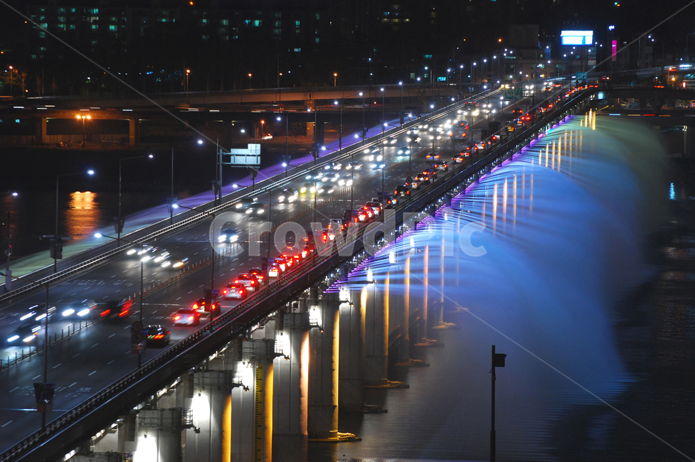 night view,Han Riverside,boulevard,fountain,moonlight,color,famous place,scenery,Han River,moonlight rainbow fountain,beautiful,road,car,Seoul,lights,traffic,Korea,falling fountain,night,riverside,water,Banpo Bridge,rainbow fountain,rainbow,light,river,br