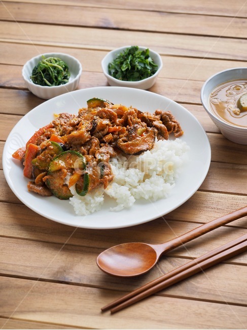 제육덮밥,제육,한국음식,한국,돼지고기,돼지고기볶음,점심,점심식사,숟가락,젓가락,반찬,식사,한식,제육볶음,정식,된장국,덮밥,밥,음식,식재료,요리,food,cook,meal,dishes,food reserves,한식,한국음식,한국요리,korean food,korean dishes,korean meal,korean cook