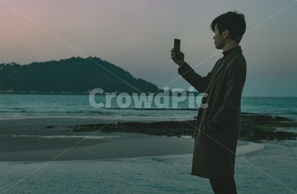 바다,해변,청년,남자,저녁,솔로,제주도,핸드폰,녹색,모래,섬,사람,인물,인간,human,person,남성,남자,man,male,여행,휴가,traveling,vacation,trip,사진작가,포토그래퍼,photographer,감성,sensible,feeling,고독함,외로움,쓸쓸함,우울함,슬픔,lonely,solitary