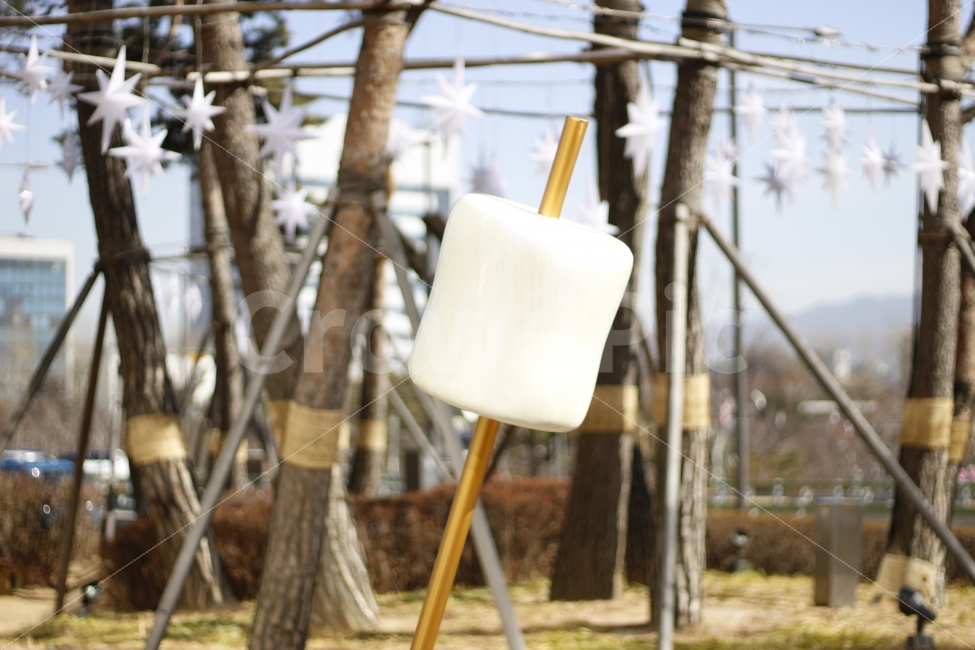 star,sunshine,tree,sky,별,햇살,나무,하늘,풍경,조형물,호수,석촌호수,당고,떡꼬치,꼬치,사물,물건,오브젝트,thing,object,matter