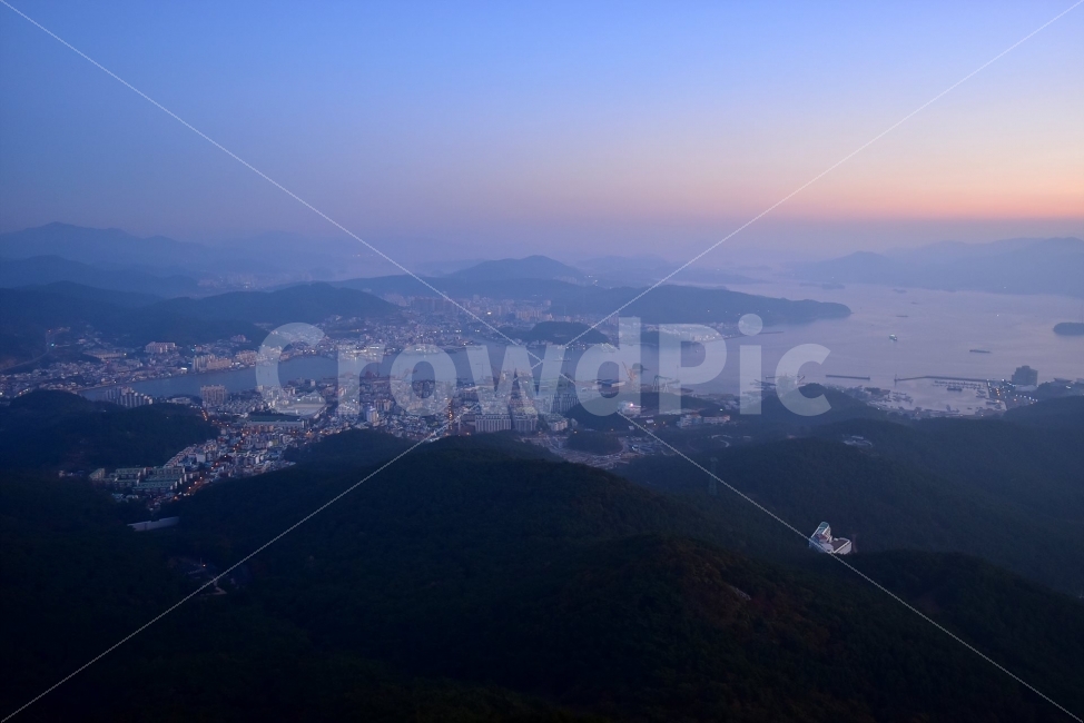 미륵산,바다,야경,통영,일출,가을,풍경,탐방,미래사,한려해상국립공원,자연,파란하늘,그림같은,칼라풀,뷰티플,아름다운,힐링,감성,정취,산세,명산,전망,조망,100대명산,nature,산,등산,트레킹,풍경사진,비경,경치,청명,가을날씨,경관,암봉우리,mountain,케이블카,섬,미륵도,바다백리길,달아길,여명,나폴리,도시,풍경,city,landscape,한국도시풍경,한국도시경관,korea cityscape,outdoors,옥외,scenery,aerial view,조감도