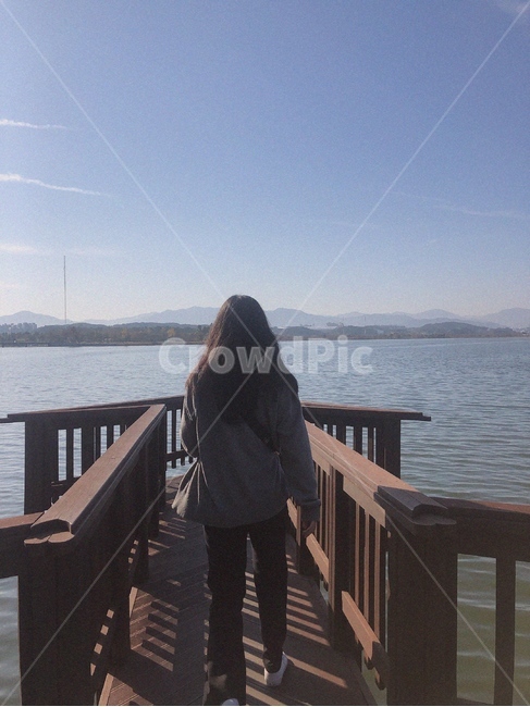 human,사람,인간,handrail,난간,banister,railing,강가,뒷모습
