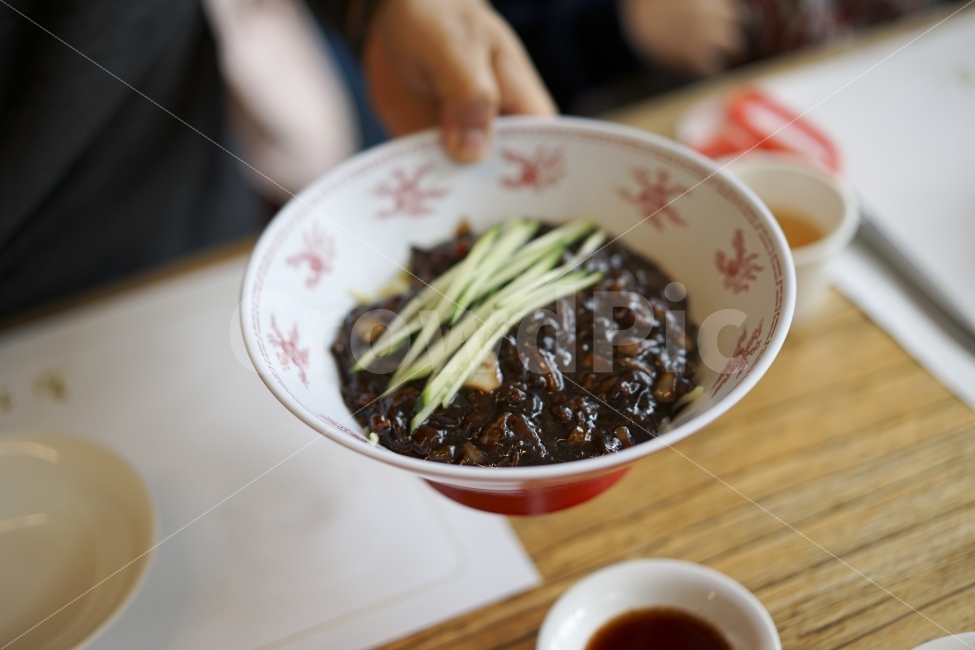 짜장면,짜장,자장면,중화요리,중식,면,면요리,식사,점심,행복,든든,면발,손,사람,인물,인간,human,person,음식,식재료,요리,food,cook,meal,dishes,food reserves,면류,면요리,noodles,중식,중국음식,중화요리,chinese food,chinese dishes,chinese meal,chinese cook
