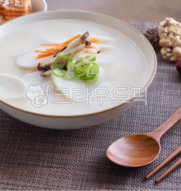 설날사진공모전,한식,한국전통음식,한국음식,떡국,떡,한국문화,음식,배경,음식문화,웰빙,웰빙음식,설날,식사,설날음식,명절,명절음식,흰색,국물,채소,야채,아시아음식,파,당근,가래떡,떡국떡,koreantraditionalfood,koreanfood,ricecakesoup,mochi,koreanculture,food,background,foodculture,wellbeing,wellbeingfood,newyear,meal,chinesenewyearfood,holiday,holidayfood,white,soup,vegetable,asianfood,wave,carrot,음식,식재료,요리,food,cook,meal,dishes,food reserves,한식,한국음식,한국요리,korean food,korean dishes,korean meal,korean cook