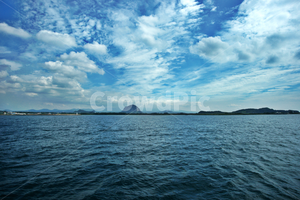 모슬포항,제주,서귀포시,대정읍,바다,푸른하늘,산방산,자연,풍경,nature,landscape,한국자연풍경,한국자연경관,korea nature landscape,제주도,jeju,jeju island,outdoors,옥외,land,땅,sea,water,물,ocean,대양,shoreline,해안선