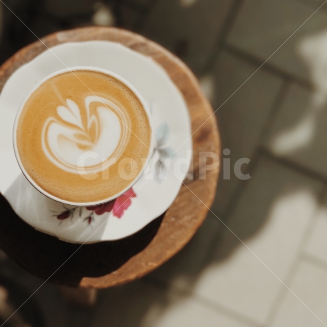 튤립,햇살,감성,라떼,커피,일상,커피,카페,coffee,cafe,감성,sensible,feeling