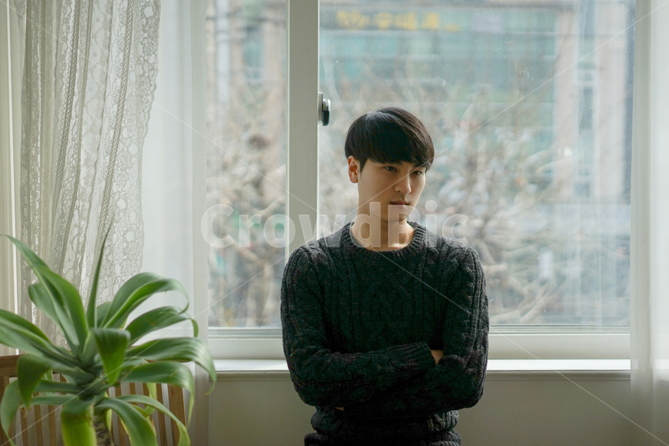 남성,남자,창가,창문,스웨터,니트,실내,사람,인물,인간,human,person,남성,남자,man,male,패션스타일,의상,fashion,style