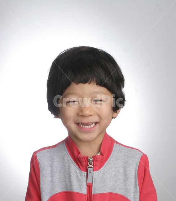 얼굴표정,남자아이,어린아이,미소,웃음,응시,관심,스마일,얼굴,사람,인물,인간,어린이,감정표현,수줍음,기분,kid,smile,human,boy,person,facial,expression,child,children,feeling,face,emotion,사람,인물,인간,human,person,얼굴표정,facial expression,face,어린이,어린아이,child,children,kid,감정표현,기분,feeling,emotion