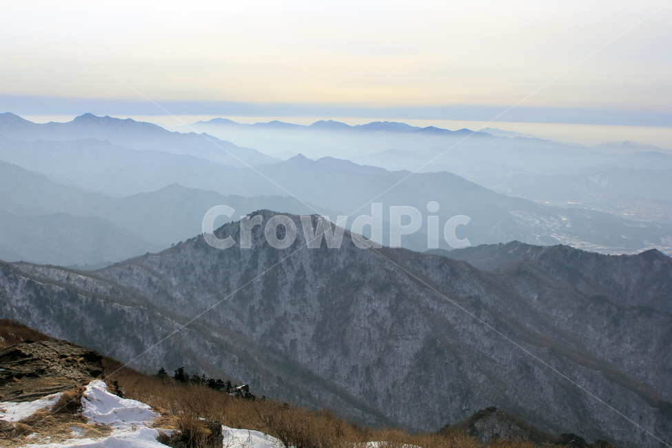 산,겨울산,설산,덕유산,mountain,구름낀산,겨울,풍경,자연,겨울,계절,winter,season,자연,풍경,nature,landscape,한국자연풍경,한국자연경관,korea nature landscape,outdoors,옥외,mountain range,산맥,slope,경사
