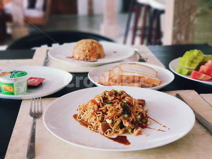 아침,breakfast,식사,meal,아침식사,팟타이,padthai,밥,rice,볶음밥,빵,bread,과일,fruit,테이블,table,테이블세팅,tablesetting,호텔조식,조식