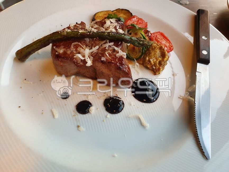 plating,steak,garnish,plate,sauce,bowl,Garnish,eat,cooking,restaurant,food,meal,knife,dish,meat,Plating,asparagus