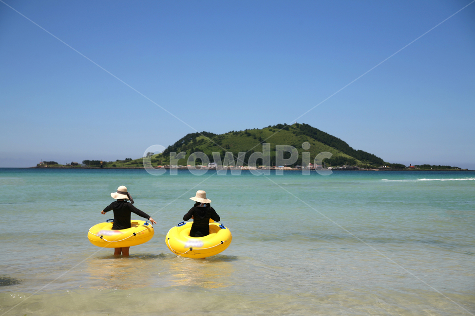 해수욕장,튜브,제주,협재,비양도,맑은,모자,바다,바닷가,모래사장,jeju,노란색,해변,바다,beach,sea,사람,인물,인간,human,person,여성,여자,woman,female,lady,여행,휴가,traveling,vacation,trip