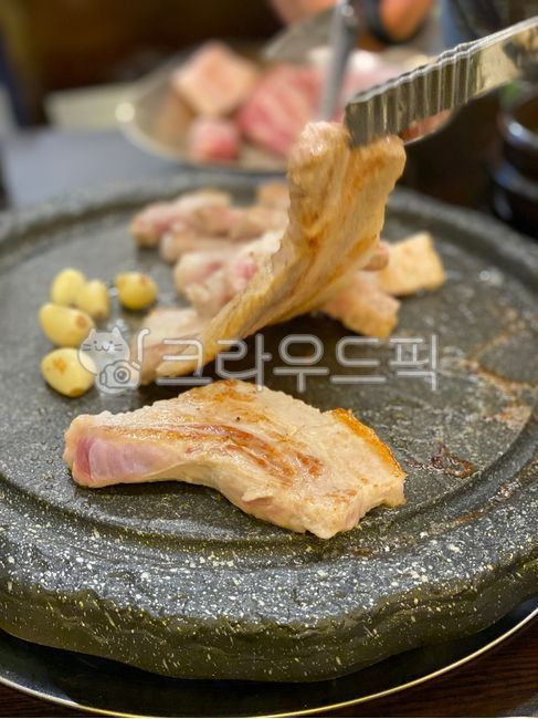 삼겹살,돌판구이,돼지고기,돌판,된장찌게,porkbelly,grilledpork,food,meal,마늘,집게,가위