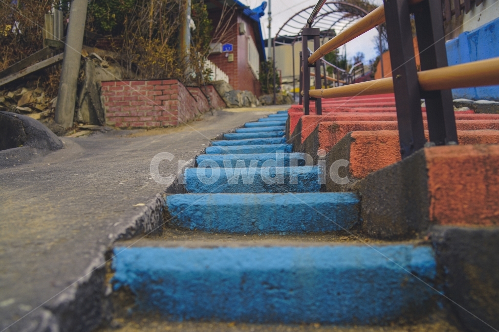 계단,풍경사진,풍경,감성사진,언덕,패턴,색,파랑,겨울,landscape,emotion,emootional,골목길,alley,감성,sensible,feeling,handrail,난간,banister,walkway,보도,path,통로,staircase