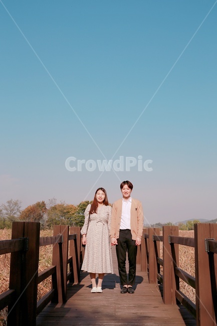 포즈,커플,부부,가을,갈대,갈대밭,억새,억새풀,couple,가을,계절,fall,autumn,season,사람,인물,인간,human,person,연인,커플,사랑,lover,couple,fashion,패션,robe,옷,gown,겉옷,evening dress,이브닝 드레스
