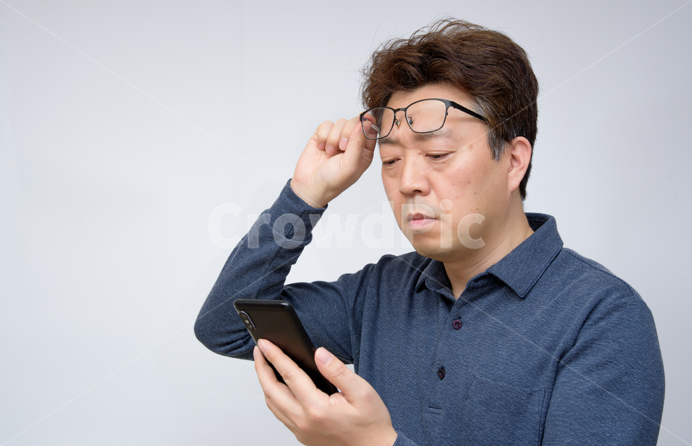 남자,남성,아빠,1명,한국인,일본인,중국인,아시아인,중장년,중년,하얀배경,실내,안경,시력,노안,난시,근시,노화,50대,상반신,표정,눈,40대,돋보기,1인,피곤,피로,눈건강,건강,보건,의료,초점,핀트,스마트폰,핸드폰,휴대전화,조작,신체,여백,카피스페이스,사람,인물,인간,human,person,남성,남자,man,male