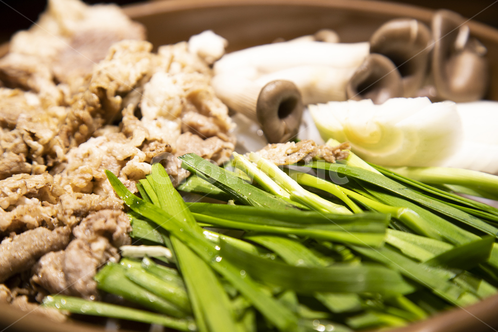 음식,불고기,한식,요리,소고기,쇠고기,구이,소,식품,싱싱한,신선한,육류,고기,식당,맛있는,맛있어보이는,단백질,반찬,식사,야채,채소,부추,버섯,질그릇,양파,양념,팽이버섯,음식,식재료,요리,food,cook,meal,dishes,food reserves,한식,한국음식,한국요리,korean food,korean dishes,korean meal,korean cook
