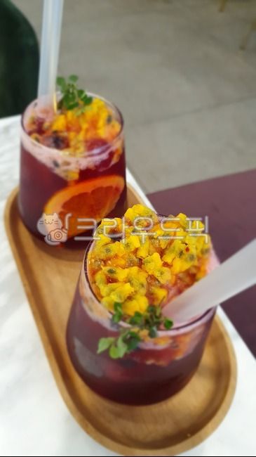 뱅쇼,아이스뱅쇼,스파클링뱅쇼,패션프루츠,drinking,drink,음료,인기음료,오렌지,유리컵,빨대,두잔,탁자,테이블,트레이