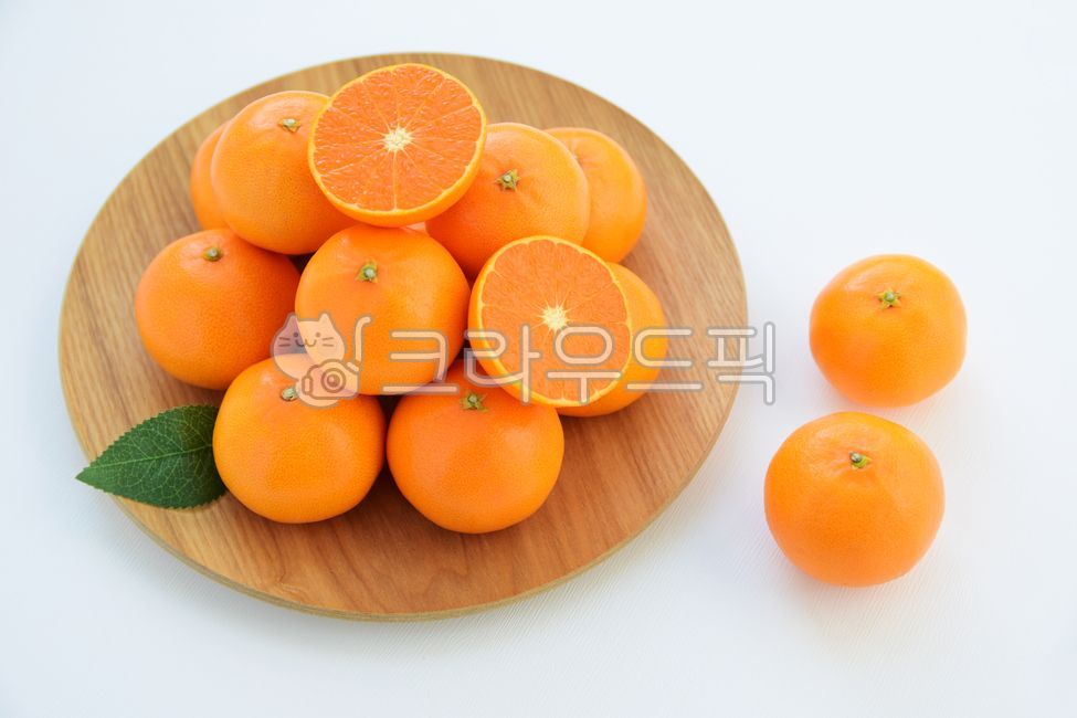 wooden plate,winter snack,fragrant,cut,half,winter fruit,vitamin c,fruit,snack,woodendish,winter,plate,Orange,Cheonhyehyang,crush,ingredients,wooddish,citrus fruits,Fruit,health,vitamin,food,health food,orange,citrusfruit,nutrition,dessert,dish,wooden,foo