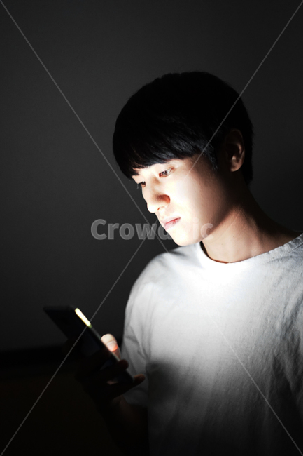중독,게임중독,스마트폰중독,스마트폰,남자,밤,어둠,빛,전자파,게임,밤샘,addiction,smartphone,game,man,night,light,electromagnetic,사람,인물,인간,human,person,남성,남자,man,male,정보통신기술,전자기기,전자제품,it,information,technology,electronic equipment