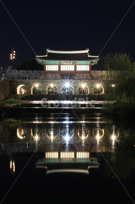 풍경,야경,반영,수원화성,방화수류정,수원,밤,한국전통,한국문화,랜드마크,한국랜드마크,한국관광지,한국명소,koreantraditional,koreanculture,suwon,야경,밤,풍경,nightscape,night,landscape,한국전통,한국문화,korean traditional,korean culture,랜드마크,landmark,tourist attraction,한국랜드마크,한국관광지,한국명소,korea landmark,korea tourist attraction,건축물,건물외관,exterior,building,structure,architecture,construction,건물,pagoda,탑,shrine,신사,worship,예배