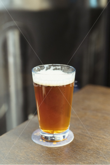 음료,drink,맥주,beer,거품,테이블,focusing,수제맥주,생맥주,맥주잔,맥주컵,술집,술,에일,알코올,알콜,술,주류,alcohol