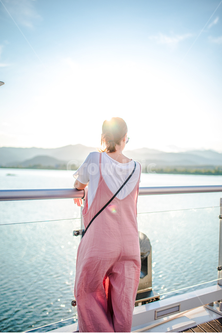 역광,여자,모델,뒷모습,apparel,shorts,의복,clothing,의류,치마,girl,woman,강,자연,사람,인물,인간,human,person