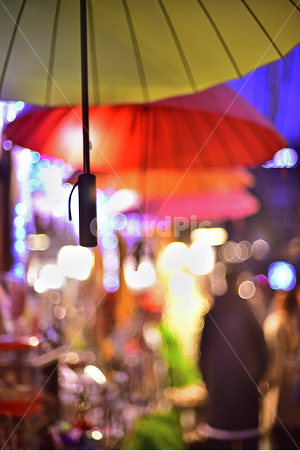 익선동,저녁풍경,야경,골목길,야시장,nightview,사람들,핫플,저녁시간,뒷골목,우산골목,장식물,데코레이션,decoration,핫플레이스,조명,불빛,간판,싸인,person,남녀,포즈,사람,나이트라이프,보케,빛망울,플레어,flare,nightlife,human,인간,옥외,야외,아웃도어,ourdoor