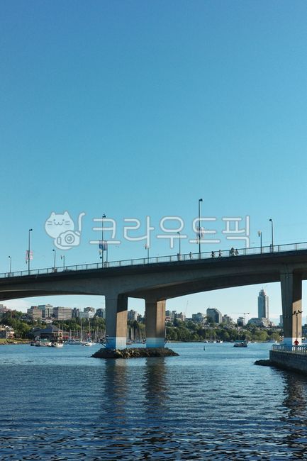 다리,강,도시,건물,보행자,자전거,하늘,풍경,구름,수면,하천,선박,요트,보트,강변,구조물,콘크리트,여름,전망,스카이라인