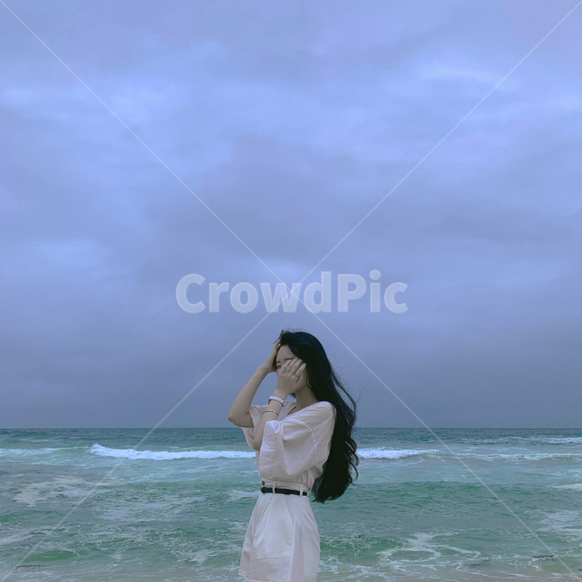 바다,해변,하늘,바다풍경,인물,사람,인물,인간,human,person,여성,여자,woman,female,lady,여행,휴가,traveling,vacation,trip,고독함,외로움,쓸쓸함,우울함,슬픔,lonely,solitary