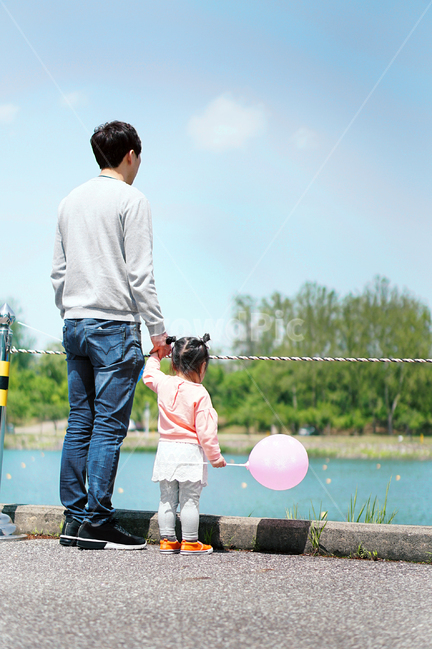 아빠,딸,부녀,조카,봄,소풍,나들이,picnic,맑은날,주말,휴일,봄,계절,spring,season,사람,인물,인간,human,person,남성,남자,man,male,가족,패밀리,family,어린이,어린아이,child,children,kid,pants,바지,jeans,청바지,denim,청