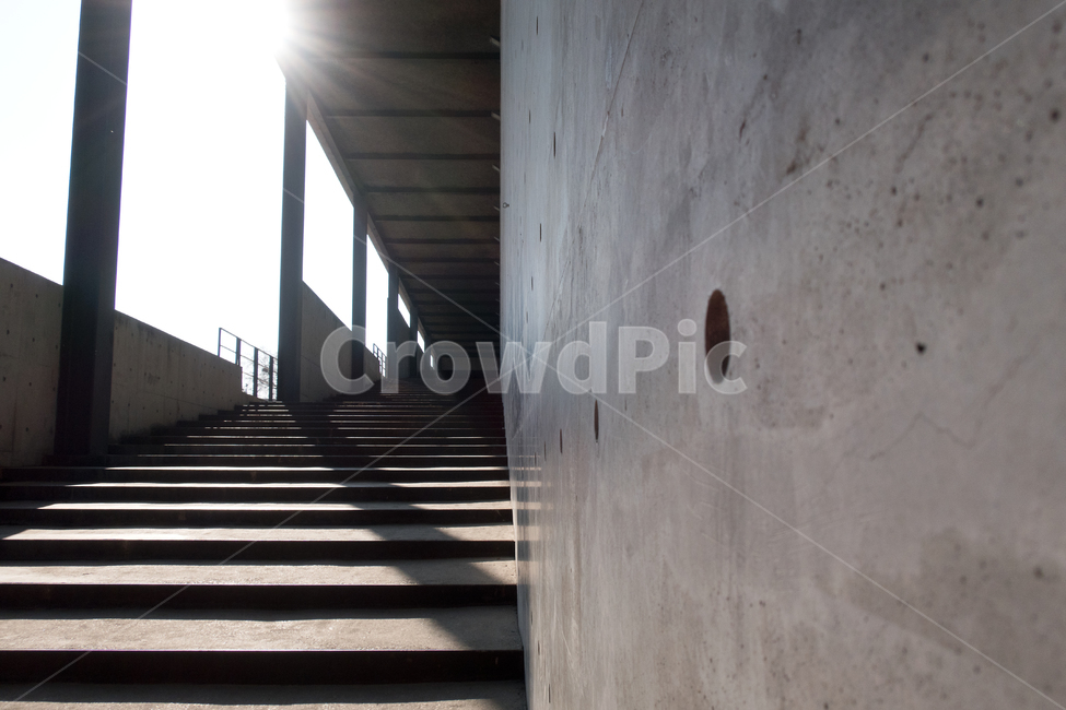 콘크리트,계단,바닥,회색,건물,현대,외부,아래,디자인,공간,건축물,외관,벽,태양,그림자,넓은,모던,건축,인테리어,시멘트,stairs,올라가다,위,세련된,건축물,건물외관,exterior,building,structure,architecture,construction