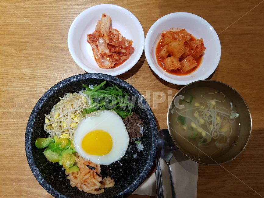 비빔밥,뚝배기,음식,깍두기,김치,콩나물,나물,계란,밥,반찬,egg,food