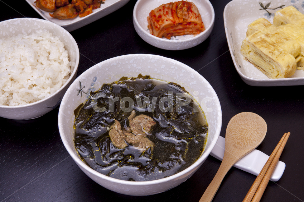 meal,side dish,Seaweed,delivery,kimchi,egg roll,birthday prize,food,seaweed soup