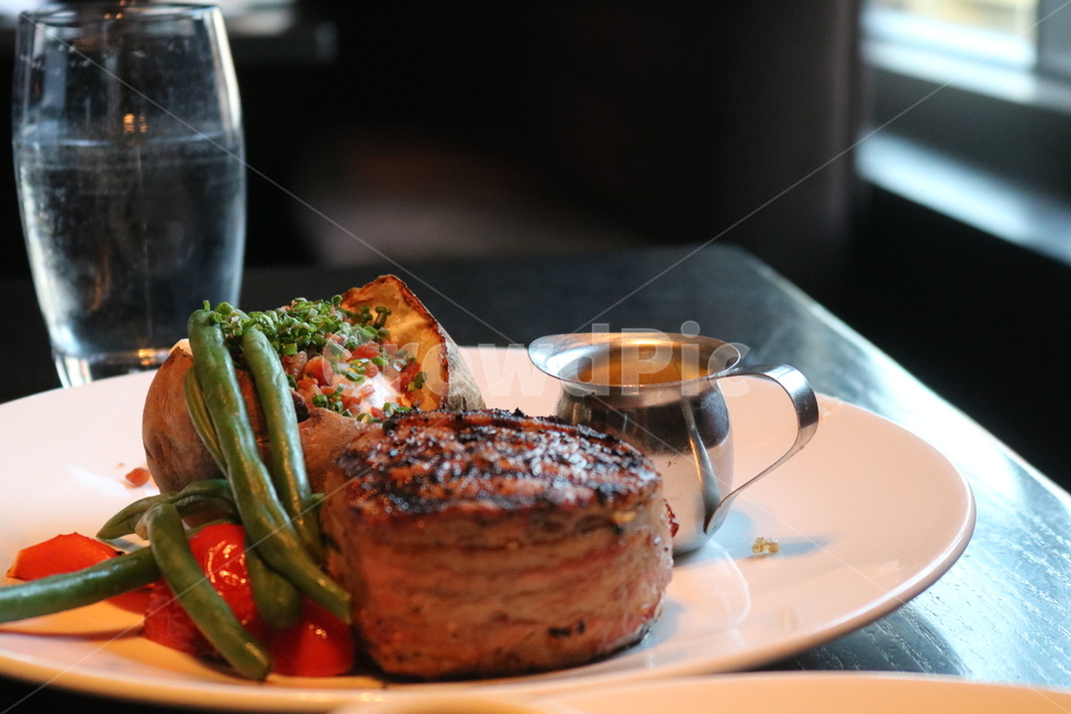 steak,dinner,finedining,luxurious,스테이크,고급스러운,파티,레스토랑,restaurant,음식,식재료,요리,food,cook,meal,dishes,food reserves,육류,고기,meat,양식,서양음식,서양요리,western food,western dishes,western meal,western cook