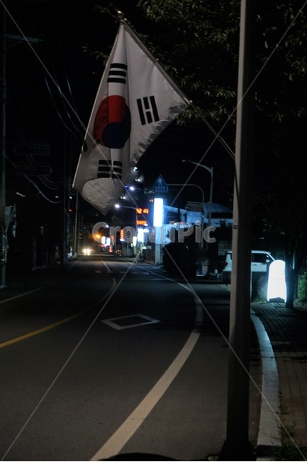 태극기,대한민국,광복절,야경,바람,야경,밤,풍경,nightscape,night,landscape,asphalt,아스팔트