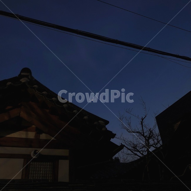 달,초승달,밤,풍경,한옥마을,야경,밤,풍경,nightscape,night,landscape,한국전통,한국문화,korean traditional,korean culture,건축물,건물외관,exterior,building,structure,architecture,construction,nature,자연,outdoors,옥외