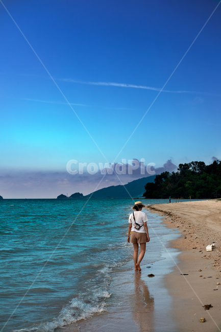 바닷가,하늘,뒷모습,모래,여행,해변,바다,beach,sea,사람,인물,인간,human,person,여성,여자,woman,female,lady