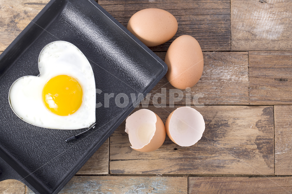 달걀,계란,날계란,날달걀,식재료,식료품,에그,단백질,흰자,노른자,하트,후라이,달걀후라이,음식,계란후라이,껍데기,반숙,프라이팬,팬,감정표현,기분,feeling,emotion,음식,식재료,요리,food,cook,meal,dishes,food reserves