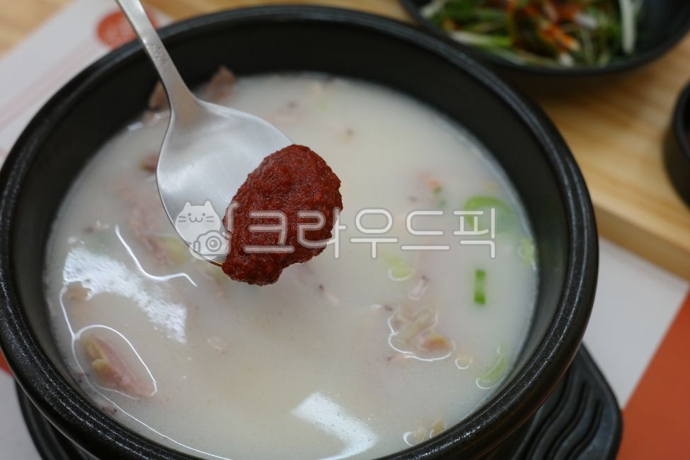 다대기,다데기,양념,국밥,뚝배기,순대국밥,순대국,국물,국물요리,고추장,음식,요리