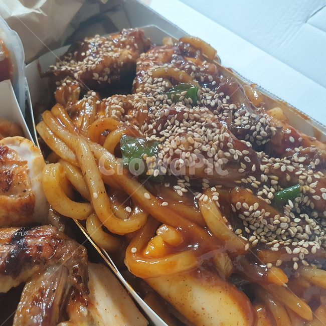 food,음식,sesame,참깨,seasoning,양념,치킨,구운치킨,매운치킨,우동사리,숯불치킨,떡사리,동근이숯불치킨,매운맛