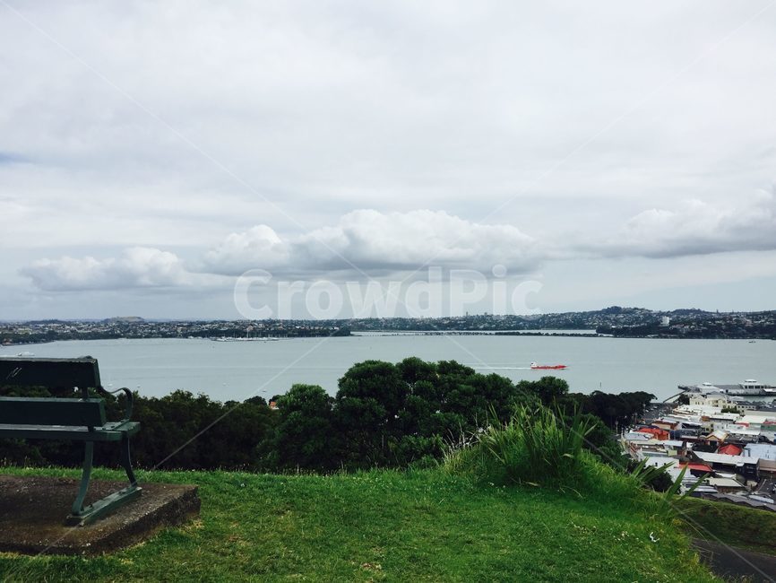 outdoors,옥외,바다,sea,풍경,경치,landscape,sky,cloud,하늘,구름,벤치,bench,해외,외국,abroad,hill,동산,언덕