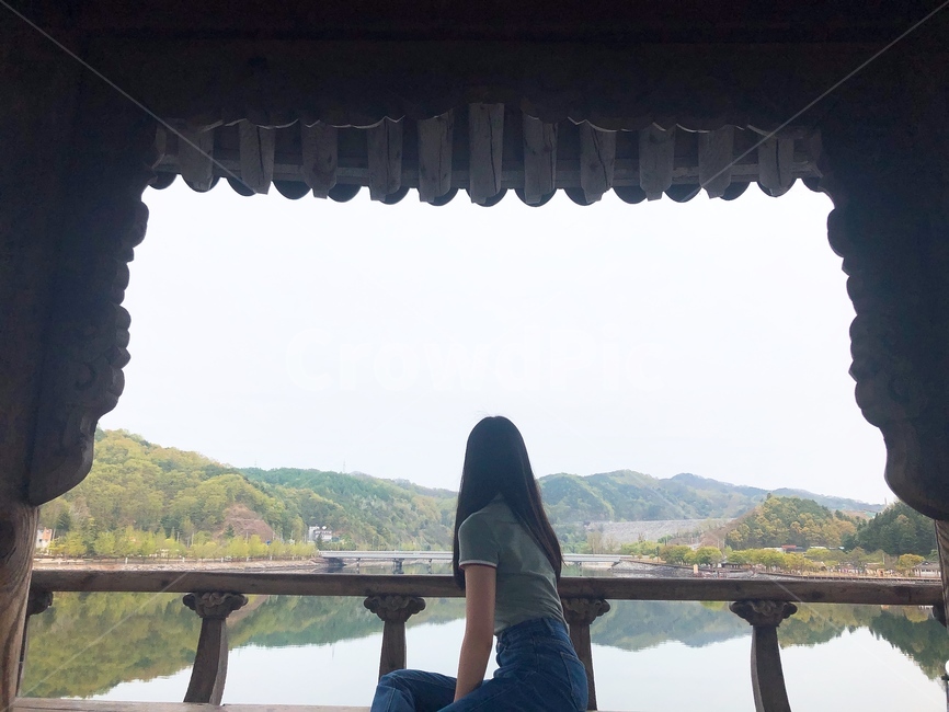 안동여행,월영교,월영정,여행,안동,여자뒷모습,여성뒷모습,상반신,긴머리,실루엣,여자,봄,가을,인물,여성,앉은모습,뒷모습,고즈넉,호수,아침호수,강변,좌상,riverside,andong,사람,인물,인간,human,person,여성,여자,woman,female,lady