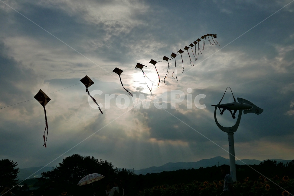 꼬리연,연,하늘,빛내림,저녘,어두운,줄연,풍향계,빛,노을,산,야외,공원,구름,짙은구름,사람,감성,감성적,감성사진,배경,백그라운드,태양,해,가오리연,스포츠,레저,운동,sports,leisure,exercise