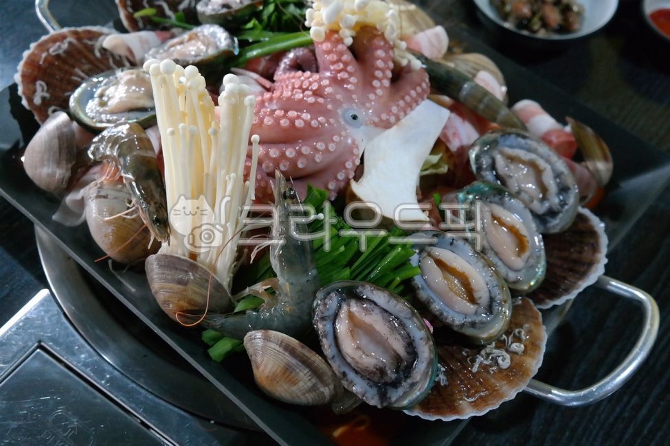 해물찜,해물탕,조개찜,한식,문어삼합,전복,음식,요리,수산물,해산물,메뉴,식재료,해물,조개,새우,문어,삼겹살,찜,보양식,식사,버섯,braised,braisedseafood,seafoodsoup,koreanfood,abalone,food,dish,menu,steamed,clam,ingredient,seafood,shrimp,porkbelly,octopus,steamedoctopus,healthfood,meal,mushroom